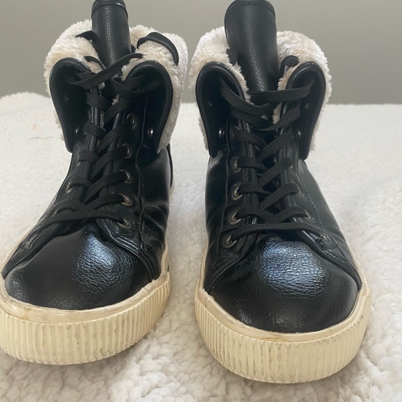 Arizona Jean co. Black faux leather high top with faux fur inside. Size 7.5 - Picture 6 of 10